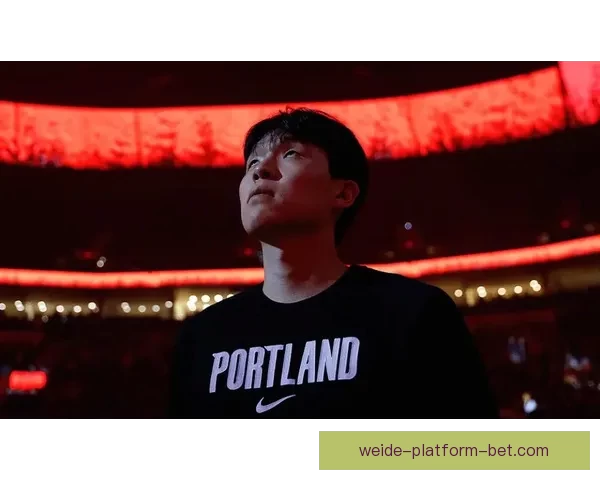 杨瀚森赛后与裁判工作人员握手并收回混音队比赛用球展现社交魅力